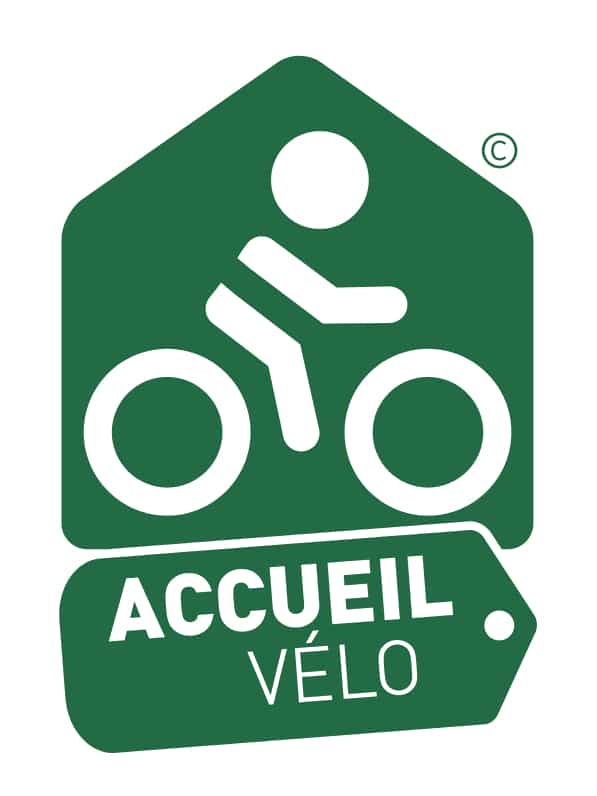 Logo vert et blanc Accueil Vélo avec un cycliste stylisé dans une maison, label pour le tourisme à vélo.