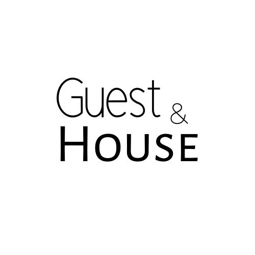Logo minimaliste noir sur blanc avec le texte Guest & HOUSE en polices contrastées fine et grasse.